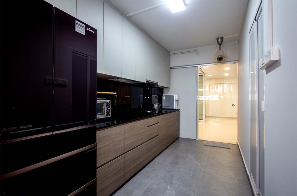 Modern style kitchen with black tempered glass backsplash